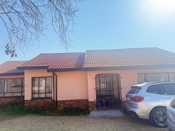 House For Sale in Soshanguve M, Soshanguve
